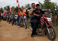 3 menteri yang bersepeda motor di Camar Bulan adalah Menko Kesra Agung Laksono, Menteri Sosial Salim Segaf Al Jufri dan Menteri Pekerjaan Umum Djoko Kirmanto. Selain mereka terdapat juga Gubernur Kalimantan Barat Cornelius, Bupati Sambas Juliarti, dan Kapolda Polda Kalbar Brigjen Pol Unggung Cahyono dan sejumlah petinggi TNI.