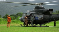 Sebelumnya, ketiganya datang ke Camar Bulan dengan menumpang Heli dari Pontianak dan mendarat di landasan Pos Pantas Temajuk milik TNI.