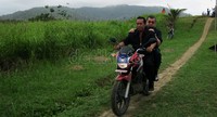 Menteri Sosial Salim Segaf Al Jufri juga mengaku tidak takut harus menjalani perjalanan ke Camar Bulan dengan sepeda motor.