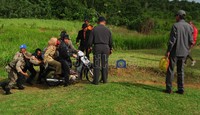 Gubernur Kalbar Cornelius berboncengan dengan Bupati Sambas Juliarti. Keduanya sempat didorong oleh 5 orang karena motor tak kuat menaiki jalan tanjakan.