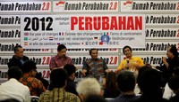 (Ki-ka) Aktivis Hatta Taliwang, Hendardi, aktivis Muchlis Abdullah dan Hamdi Muluk dalam diskusi tersebut. Republik dinilai telah dimiliki oleh segelintir orang sehingga hak-hak publik tidak dihormati lagi.