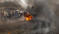 Unjuk rasa ini berlangsung rusuh. Reuters/Afolabi Sotunde.
