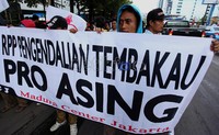 Dalam aksinya mereka menilai RPP pengendalian tembakau terkontaminasi kepentingan asing. Rengga Sancaya/detikcom.