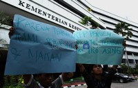 Menurutu mereka RPP pengendalian tembakau wajib ditolak, karena jika disahkan, maka para petani tembakau Madura akan kehilangan pekerjaan mereka. Rengga Sancaya/detikcom.