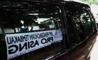 Refleksi pengunjukrasa terlihat pada kaca kendaraan mobil yang melintas. Rengga Sancaya/detikcom.