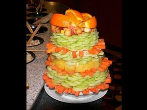 Insinyur Cina Tumpuk Salad Setinggi Hampir 1 Meter