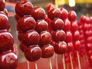  Bing Tang Hu Lu, Permen Buah Nostalgia dari Beijing!