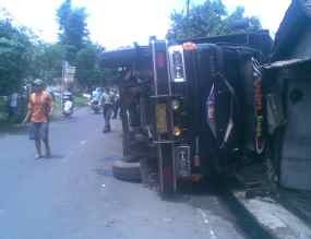 Braak! Truk Muat Kabel Terguling Tabrak Rumah dan Toko