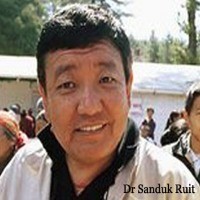 Dr Sanduk Ruit sang Dewa Penglihatan Bagi Pasien Katarak