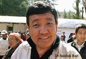 Dr Sanduk Ruit sang Dewa Penglihatan Bagi Pasien Katarak