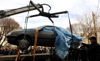 Polisi mengevakuasi mobil milik Mostafa Ahmadi Roshan. Sebelumnya pada 2010 dan 2011 lalu, tiga ilmuwan Iran juga tewas ketika mobil-mobil mereka meledak dalam kejadian serupa. Reuters/IIPA/Sajad Safari.