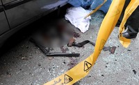 Bercak darah korban terlihat di sekitar lokasi ledakan. Dalam peristiwa ini, ilmuwan yang bekerja di fasilitas pengayaan uranium Natanz, Mostafa Ahmadi Roshan tewas. Reuters/IIPA/Sajad Safari.