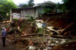 Pagar Rumah Hartati Murdaya Ambruk