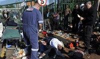 Seorang tewas dan 20 lainnya terluka saat kekisruhan di hari terakhir pendaftaran masuk ke Universitas Johannesburg. Reuters/Adrian de Kock.