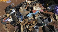 Sepatu dan sandal milik korban tergeletak di depan kampus Universitas Johannesburg. Reuters/Adrian de Kock.