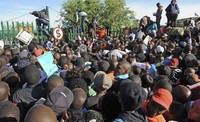 Ribuan orang berebut sejumlah tempat di Universitas Johannesburg. Reuters/Adrian de Kock.