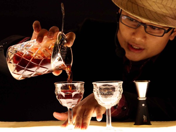Mengintip Serunya Kompetisi Bartender