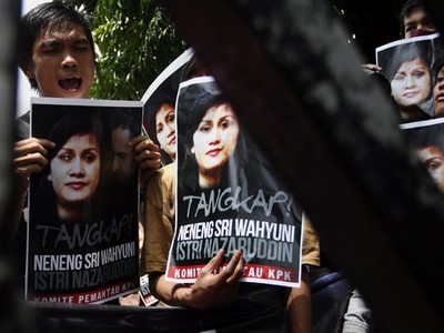 Aksi Menuntut Istri Nazaruddin Ditangkap