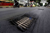 Lubang tersebut sangat mengganggu keselamatan berkendara. Perbedaan ketinggian aspal dan lubang yang cukup signifikan masih berpotensi pengendara sepeda motor terjungkal.