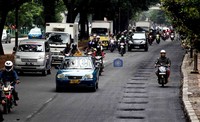 Lubang ini timbul usai proyek gorong-gorong jalan Sudirman selesai. Sayang, pengaspalan tidak merata dengan besi penutup gotong-gorong.