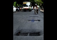 Pengendara perlu berjalan pelan dan berhati-hati bila melintas di jalan Sudirman.