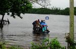 Perahu Bangkong Seberangi Teluk Kalong