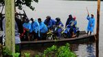 Perahu Bangkong Seberangi Teluk Kalong