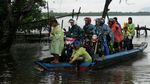 Perahu Bangkong Seberangi Teluk Kalong