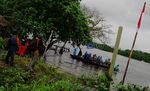 Perahu Bangkong Seberangi Teluk Kalong