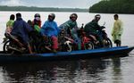 Perahu Bangkong Seberangi Teluk Kalong