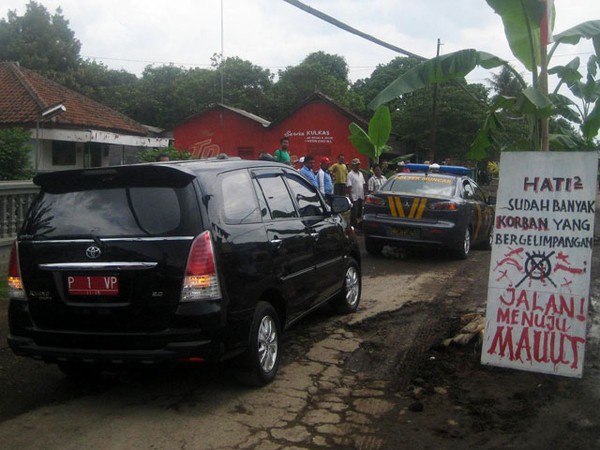 Warga Hadang Mobil Bupati Banyuwangi