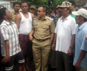 Protes Jalan Rusak, Warga Hadang Mobil Rombongan Bupati Banyuwangi