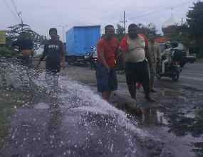 Air Setinggi 4 Meter Nyembur di Jalan Raya Porong