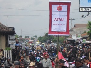 Gelar Aksi, Ratusan Perangkat Desa Blokir Jalan Utama Masuk Solo
