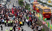 Para pendemo menutup jalan di depan gedung DPR, Jakarta.