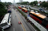 Pendemo yang menuntut pemerintah membereskan pelanggaran-pelanggaran agraria yang terjadi di berbagai daerah mendatangi gedung DPR dengan menggunakan puluhan bus. Bus-bus tersebut diparkir di sepanjang jalan Jl Gatot Subroto, Jakarta.