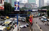 Pengendara yang melintas di depan gedung DPR dialihkan. Begitu juga bus TransJakarta.