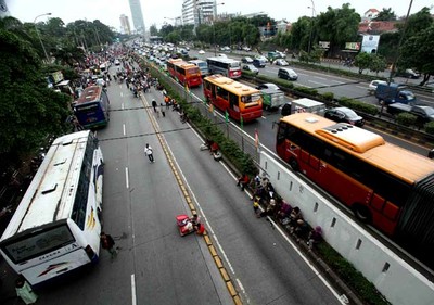 Massa Blokade Jalan Depan DPR