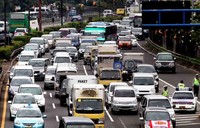 Pengendara yang melintas di depan gedung DPR dialihkan. Arus lalu lintas terpaksa dialihkan kerena jalan di depan gedung DPR ditutup oleh pendemo.