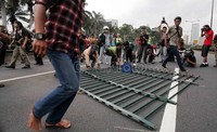 Para pendemo berhasil merobohkan pagar di bagian depan gedung DPR.