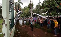Massa terus menerus mendorong pagar di bagian depan gedung DPR setinggi 3 meter lebih tersebut.