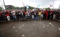 Dengan bergandengan tangan, para pendemo berorasi menuntut pemerintah membereskan masalah agraria.