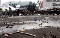 Dalam aksi sore tadi, para petani dan mahasiswa yang menuntut pengembalian kepemilikan hak atas tanah kepada rakyat sempat melempari polisi dengan batu. Ramses/detikcom.