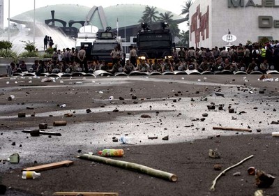 Demo Bubar, Batu-batu Berserakan di DPR