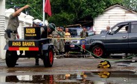 Tim Jihandak Bom Polres Banyumas mengevakuasi tas yang diletakkan oleh orang tak dikenal di halaman Pengadilan Negeri Purwokerto, Jawa Tengah. Arbi Anugrah/detikcom.