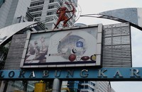 Setiap hari petugas selalu membersihkan sampah-sampah di kawasan Gelora Bung Karno, Jakarta. Rengga Sancaya/detikcom.