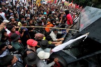 Pendemo meminta kawat berduri yang menghiasi Istana dibuka.