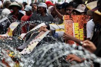 Seratusan orang dari Liga Mahasiswa Nasional untuk Demokrasi (LMND) juga ikut bergabung dengan para buruh dan petani.