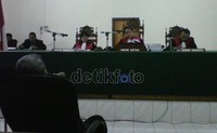 Totok tampak tenang selama pembacaan vonis.