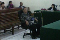 Bersama sejumlah orang, Totok merekrut orang dan menggali dana yang digunakan untuk makar.